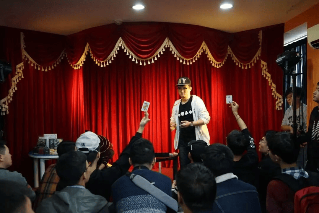 分享与交流「扑克牌翻飞的浪漫与秩序」瓦力棋牌试玩扑克牌艺术展览 花切魔术(图11)